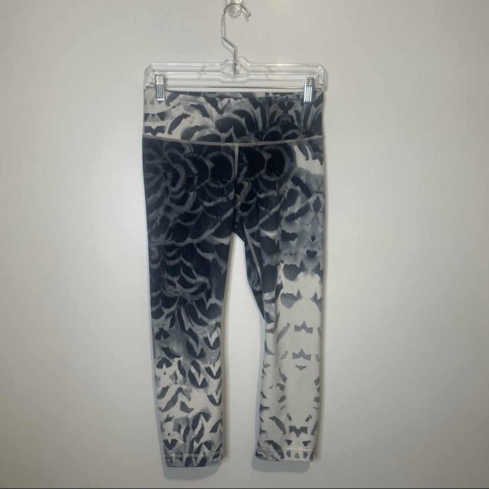 Lululemon Printed Cropped Leggings size 6